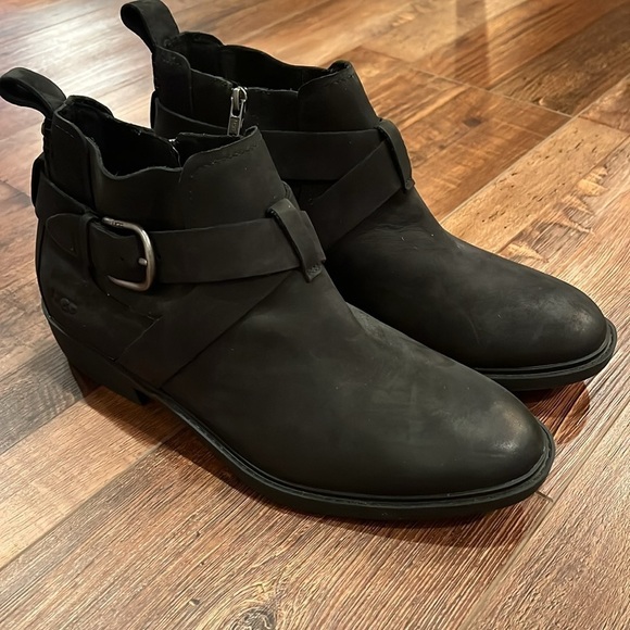 Ugg New Wylma Black Oiled Leather 1.5" Stacked Heel Strappy Moto Booties sz 11 - Picture 2 of 12